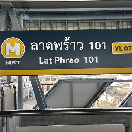 Metro Point Bangkok Hotel Exterior photo
