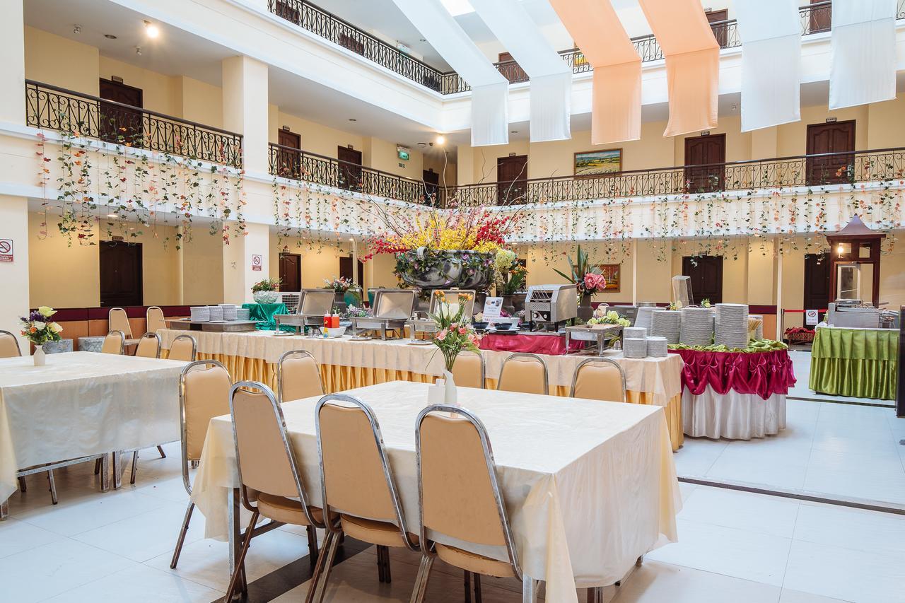 Metro Point Bangkok Hotel Exterior photo